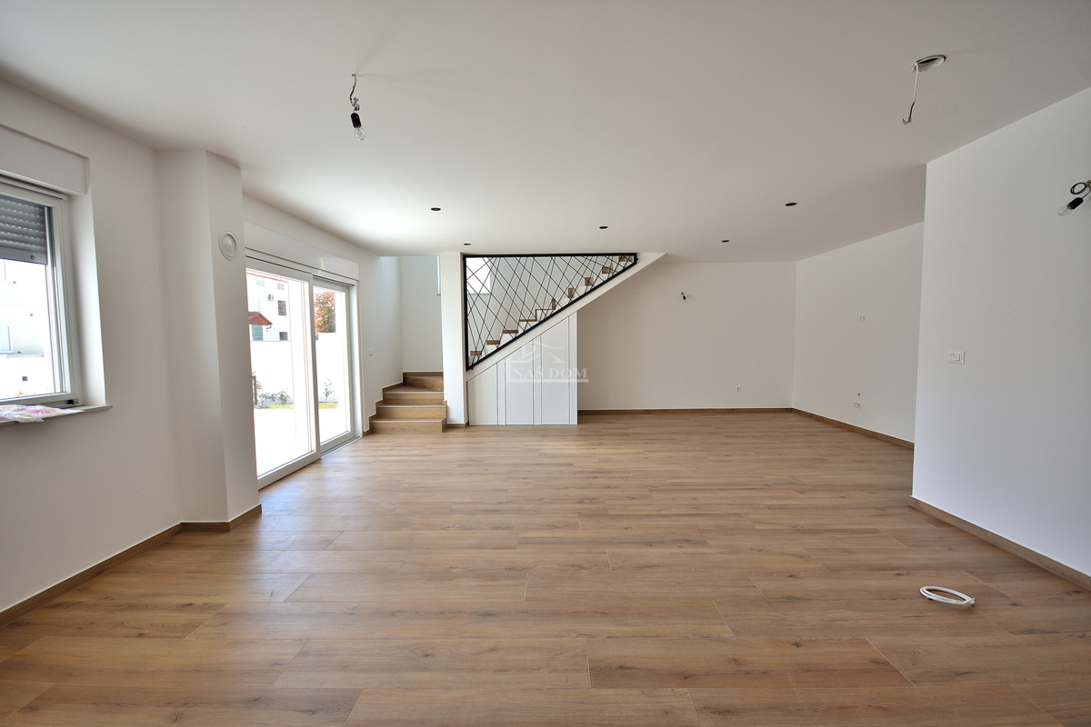 Vodice - *NOVOGRADNJA* S1 dvojna hiša na mirni lokaciji, 950 m od plaže