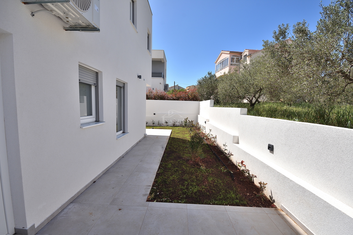 Vodice - *NOVOGRADNJA* S1 dvojna hiša na mirni lokaciji, 950 m od plaže