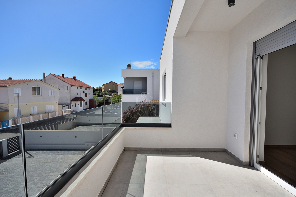 Vodice - *NOVOGRADNJA* S1 dvojna hiša na mirni lokaciji, 950 m od plaže