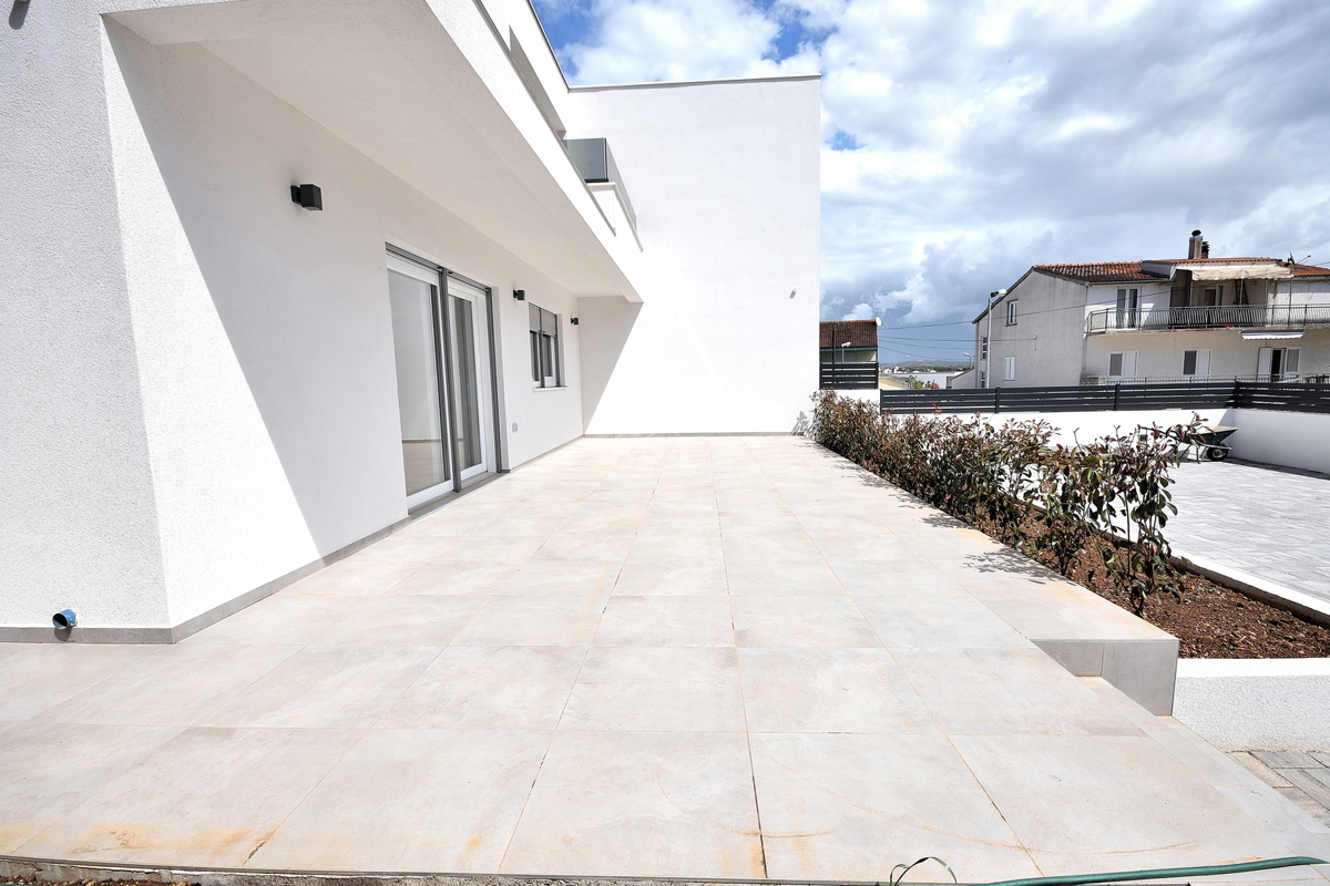 Vodice - *NOVOGRADNJA* S1 dvojna hiša na mirni lokaciji, 950 m od plaže