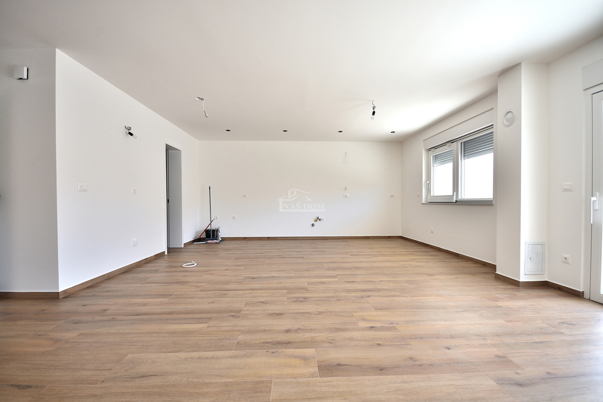 Vodice - *NOVOGRADNJA* S1 dvojna hiša na mirni lokaciji, 950 m od plaže