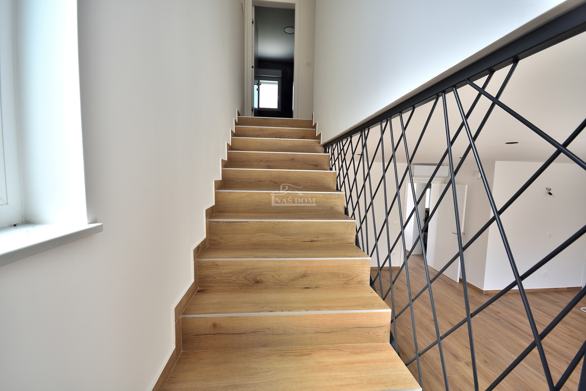 Vodice - *NOVOGRADNJA* S1 dvojna hiša na mirni lokaciji, 950 m od plaže