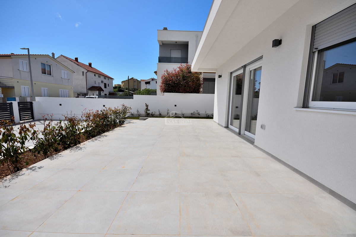 Vodice - *NOVOGRADNJA* S1 dvojna hiša na mirni lokaciji, 950 m od plaže