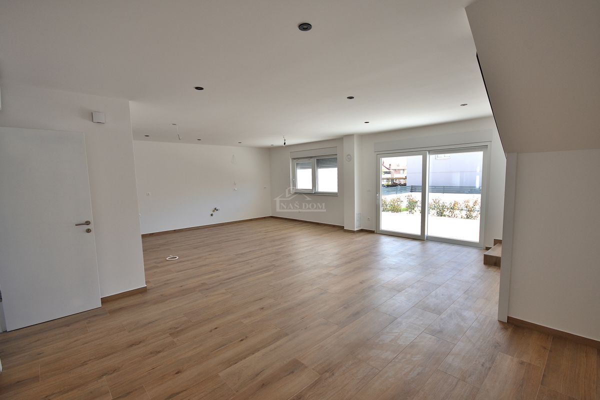 Vodice - *NOVOGRADNJA* S1 dvojna hiša na mirni lokaciji, 950 m od plaže