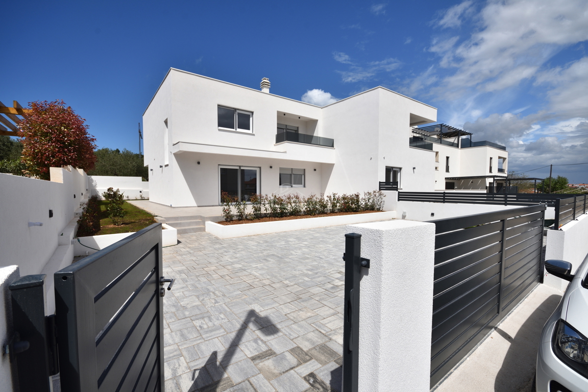 Vodice - *NOVOGRADNJA* S1 dvojna hiša na mirni lokaciji, 950 m od plaže