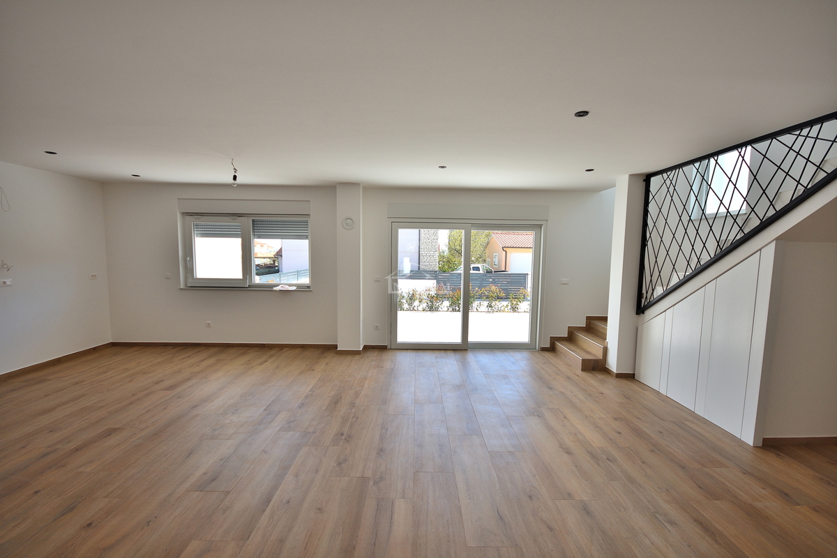 Vodice - *NOVOGRADNJA* S1 dvojna hiša na mirni lokaciji, 950 m od plaže