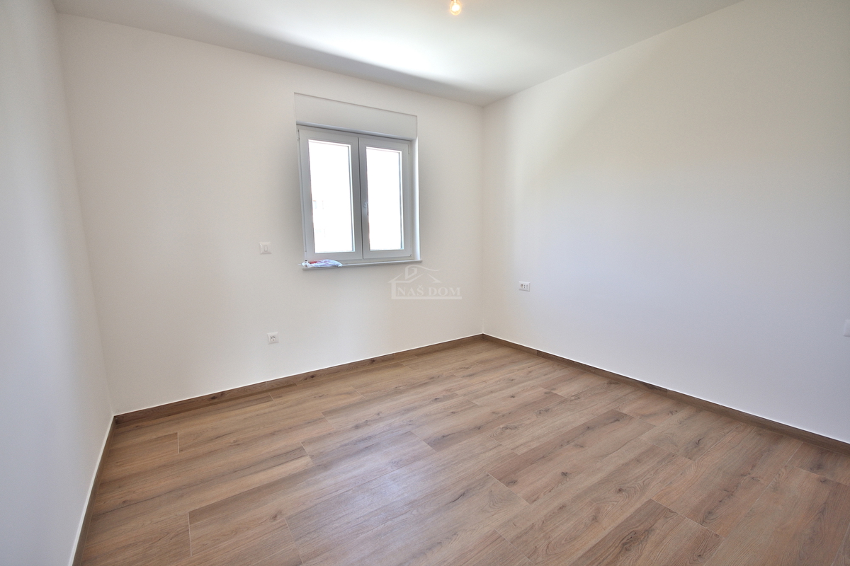 Vodice - *NOVOGRADNJA* S1 dvojna hiša na mirni lokaciji, 950 m od plaže