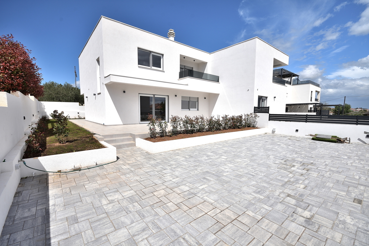 Vodice - *NOVOGRADNJA* S1 dvojna hiša na mirni lokaciji, 950 m od plaže