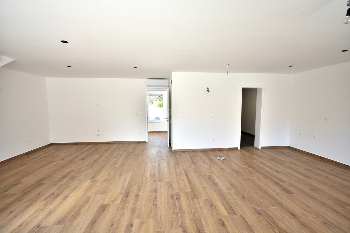 Vodice - *NOVOGRADNJA* S1 dvojna hiša na mirni lokaciji, 950 m od plaže