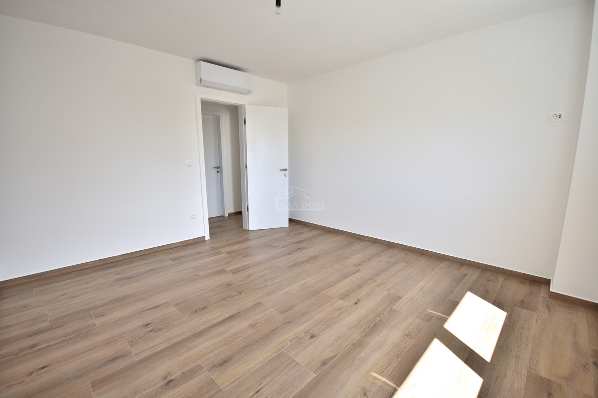 Vodice - *NOVOGRADNJA* S1 dvojna hiša na mirni lokaciji, 950 m od plaže