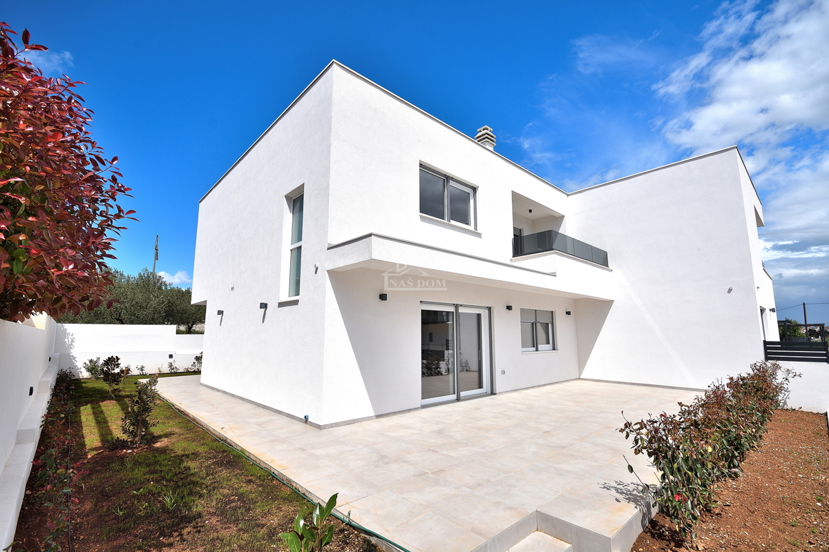 Vodice - *NOVOGRADNJA* S1 dvojna hiša na mirni lokaciji, 950 m od plaže