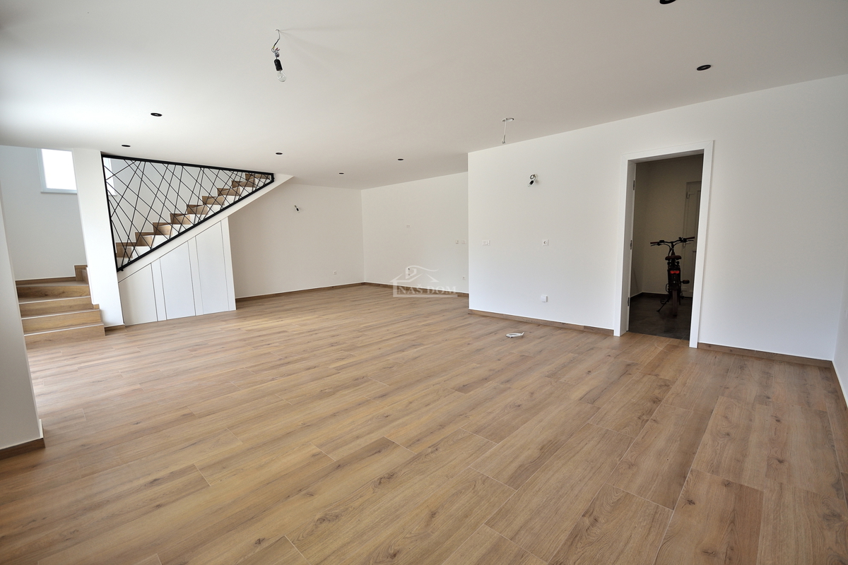 Vodice - *NOVOGRADNJA* S1 dvojna hiša na mirni lokaciji, 950 m od plaže