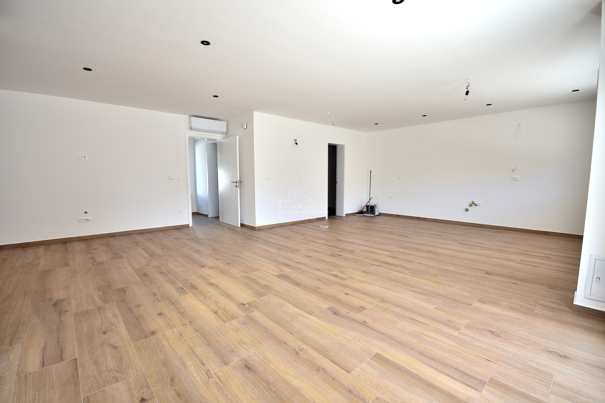 Vodice - *NOVOGRADNJA* S1 dvojna hiša na mirni lokaciji, 950 m od plaže