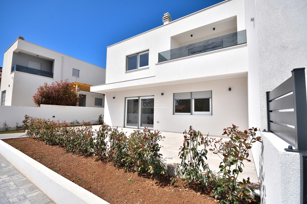 Vodice - *NOVOGRADNJA* S1 dvojna hiša na mirni lokaciji, 950 m od plaže