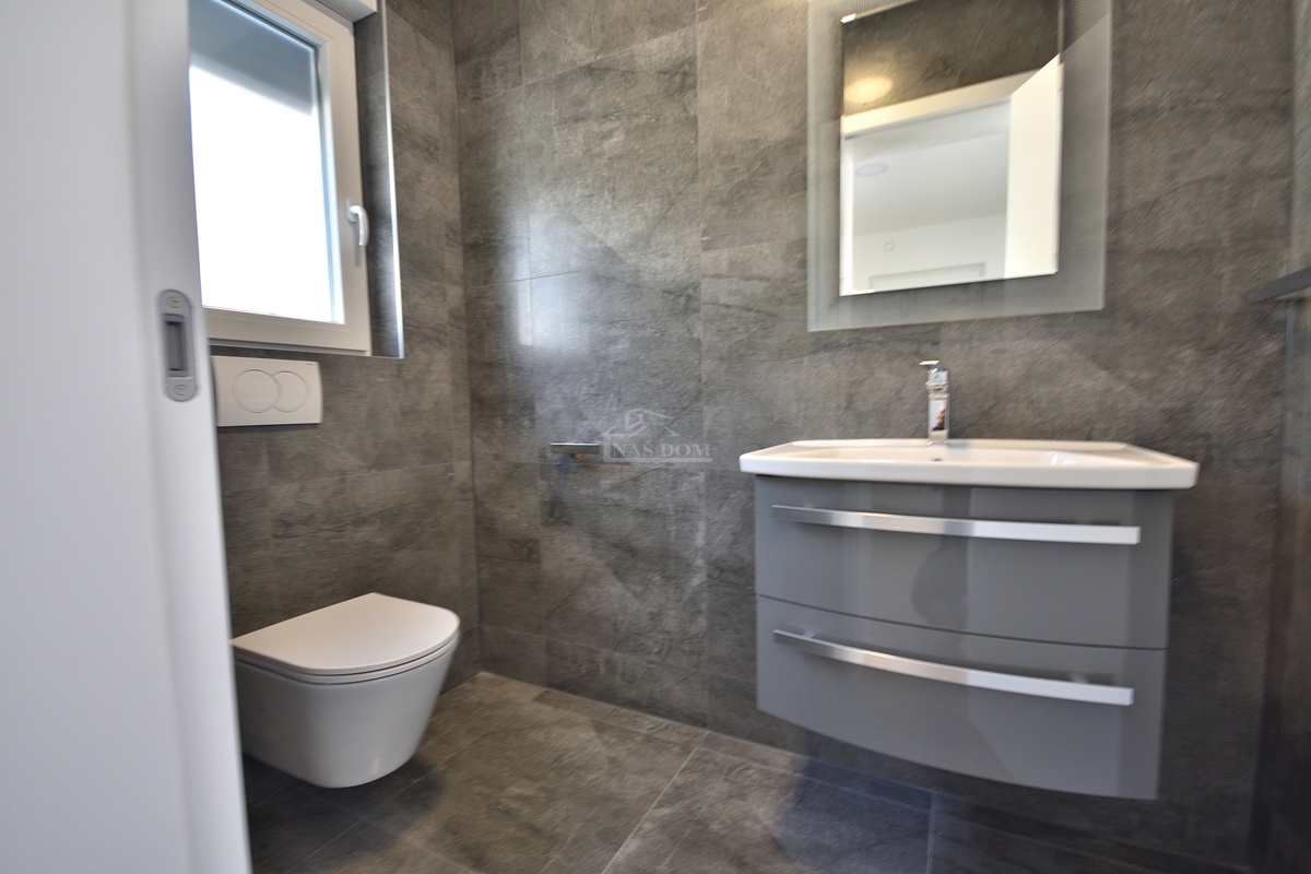 Vodice - *NOVOGRADNJA* S1 dvojna hiša na mirni lokaciji, 950 m od plaže