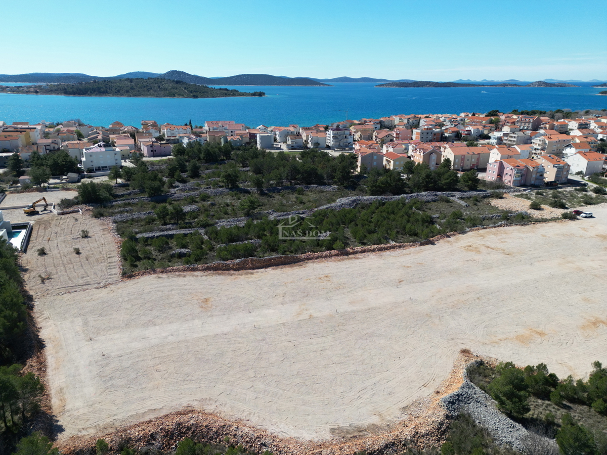 Gradbeno zemljišče s projektom za 4 stanovanjske enote – 550 m od plaže, Srima