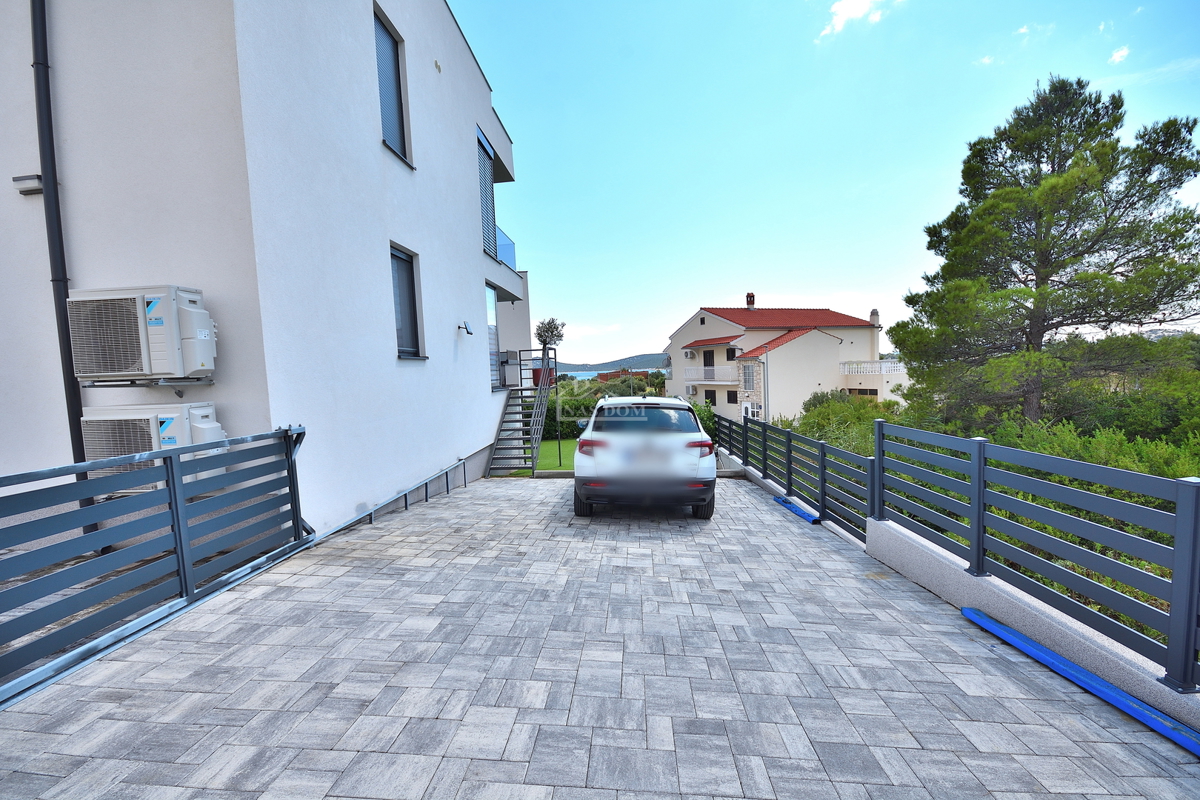 Vodice - opremljeno stanovanje v pritličju z vrtom in pogledom na morje, 300 m od plaže