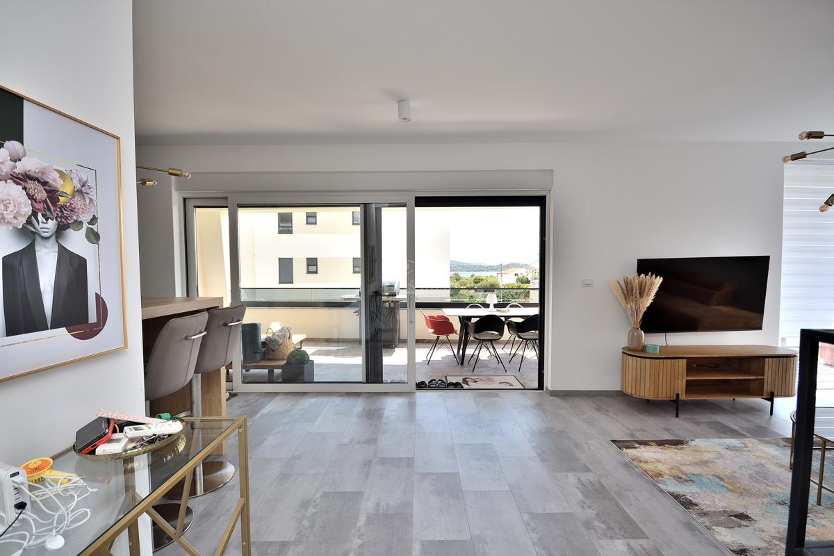 Vodice - opremljeno stanovanje v pritličju z vrtom in pogledom na morje, 300 m od plaže