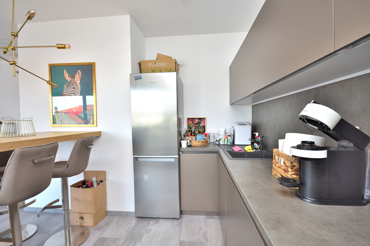 Vodice - opremljeno stanovanje v pritličju z vrtom in pogledom na morje, 300 m od plaže