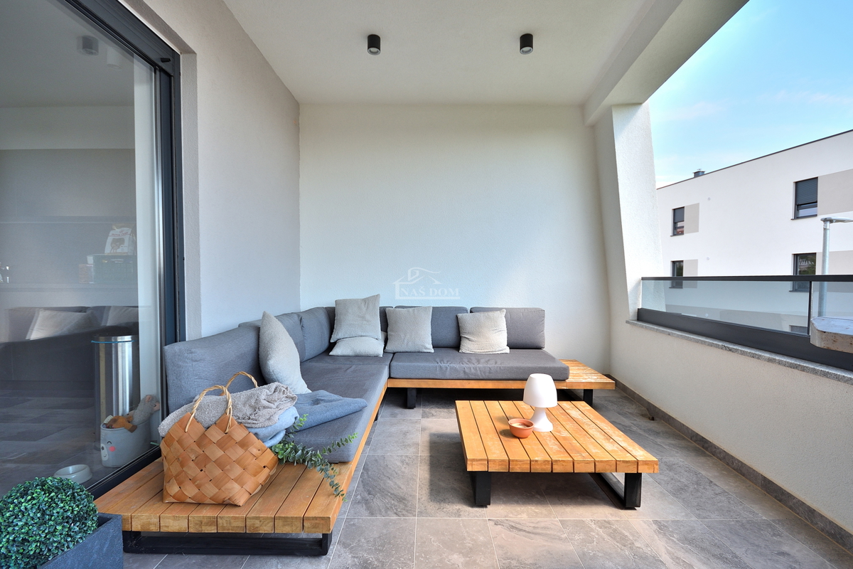 Vodice - opremljeno stanovanje v pritličju z vrtom in pogledom na morje, 300 m od plaže