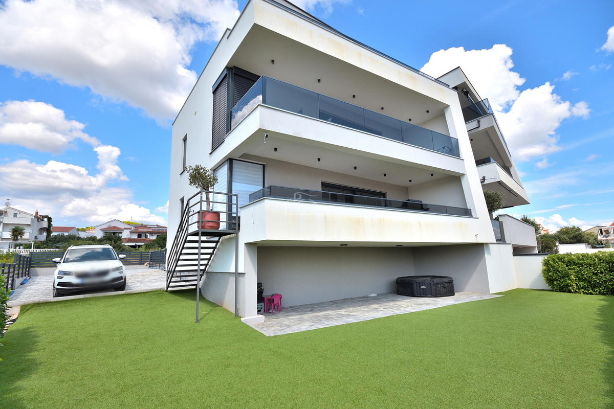 Vodice - opremljeno stanovanje v pritličju z vrtom in pogledom na morje, 300 m od plaže