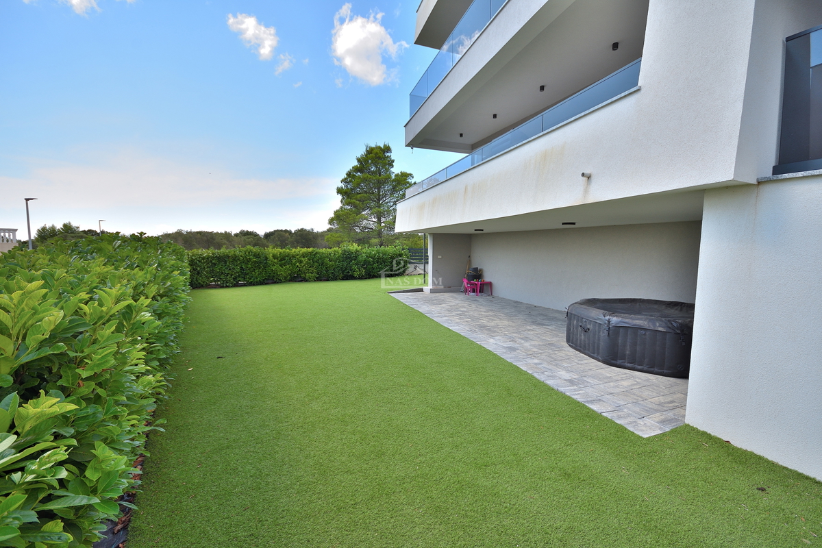 Vodice - opremljeno stanovanje v pritličju z vrtom in pogledom na morje, 300 m od plaže