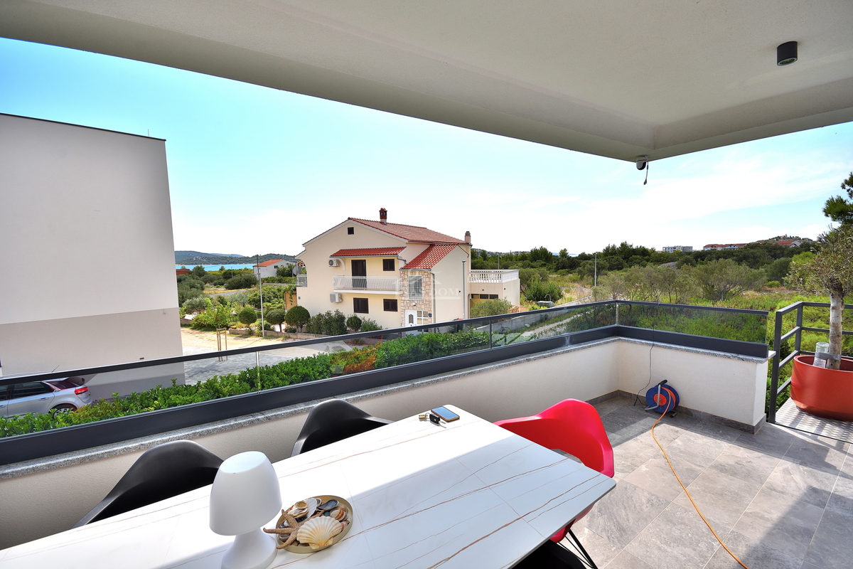 Vodice - opremljeno stanovanje v pritličju z vrtom in pogledom na morje, 300 m od plaže