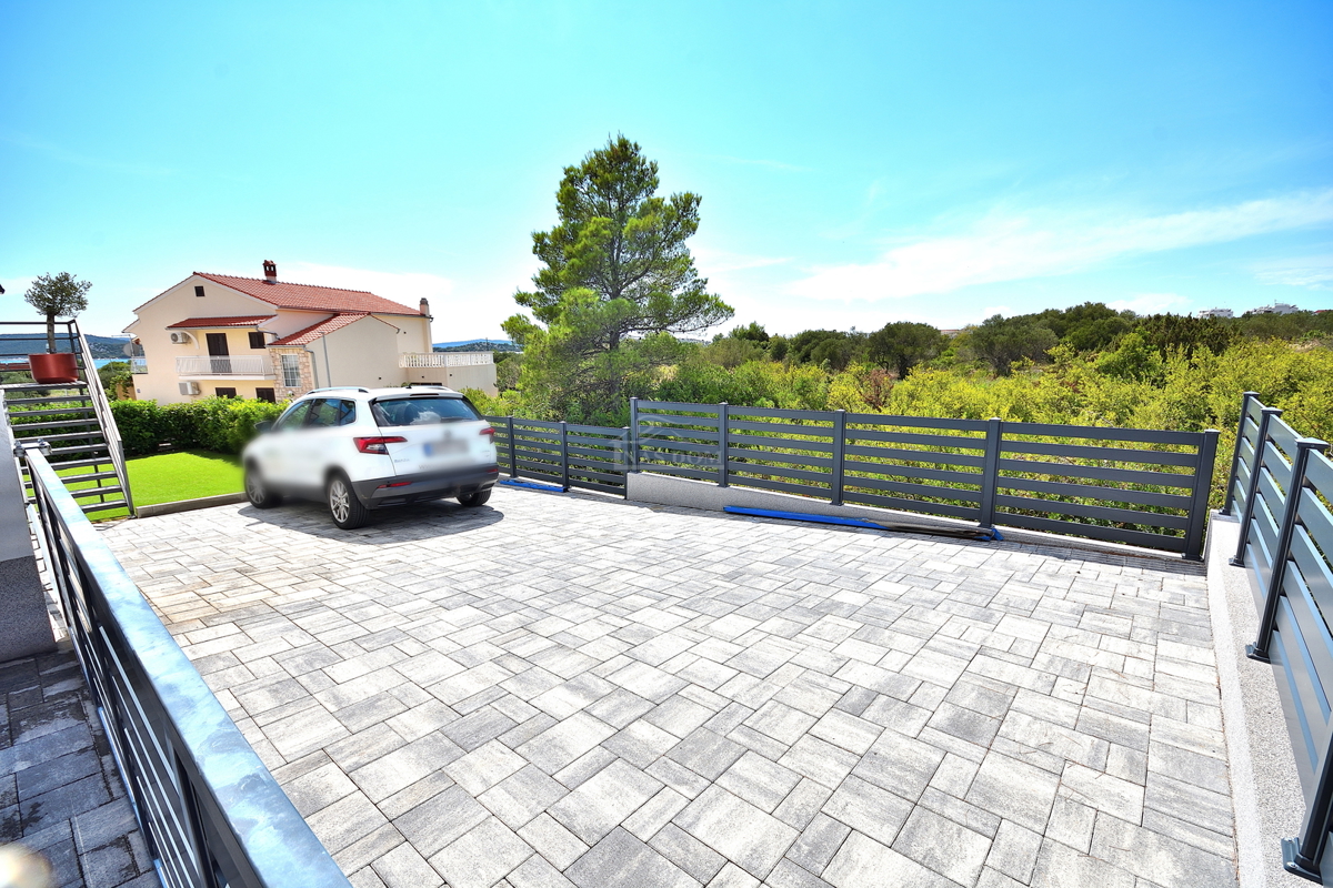 Vodice - opremljeno stanovanje v pritličju z vrtom in pogledom na morje, 300 m od plaže