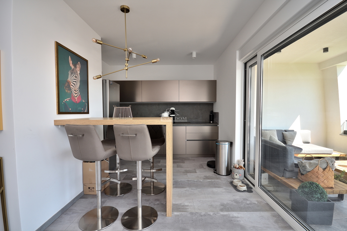 Vodice - opremljeno stanovanje v pritličju z vrtom in pogledom na morje, 300 m od plaže