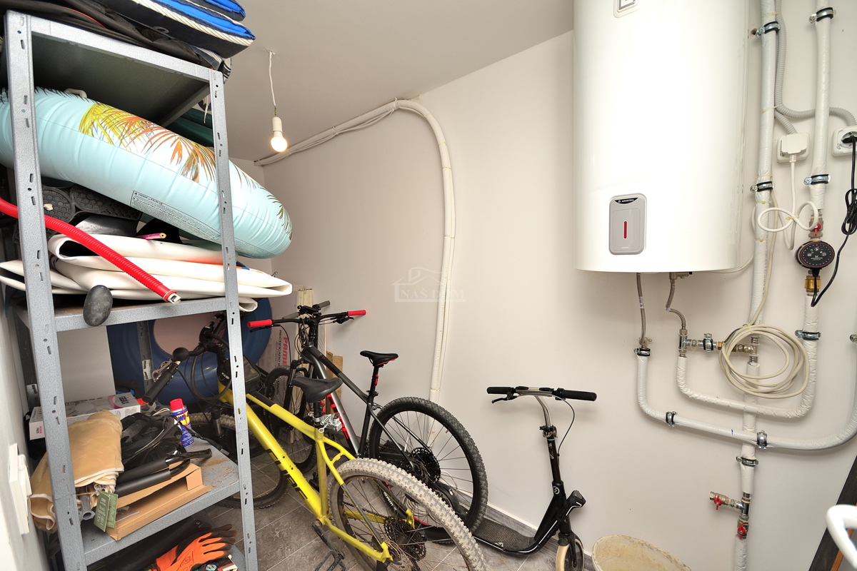 Vodice - opremljeno stanovanje v pritličju z vrtom in pogledom na morje, 300 m od plaže