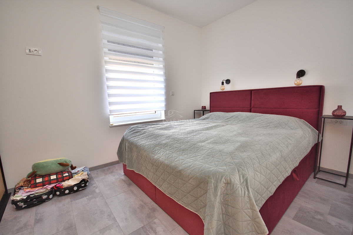 Vodice - opremljeno stanovanje v pritličju z vrtom in pogledom na morje, 300 m od plaže