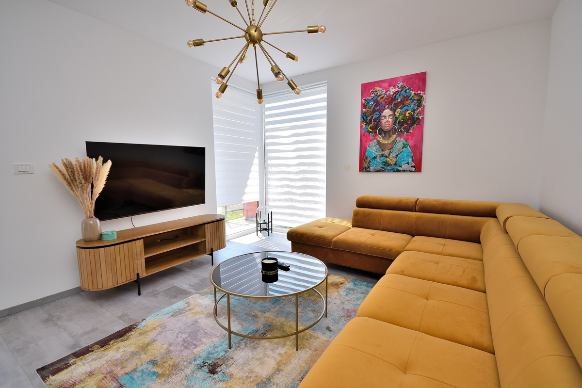 Vodice - opremljeno stanovanje v pritličju z vrtom in pogledom na morje, 300 m od plaže