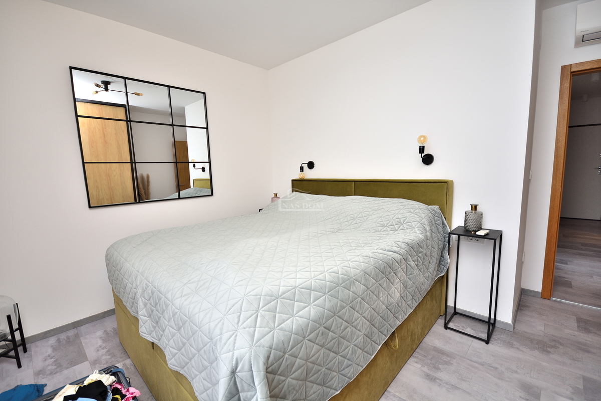 Vodice - opremljeno stanovanje v pritličju z vrtom in pogledom na morje, 300 m od plaže