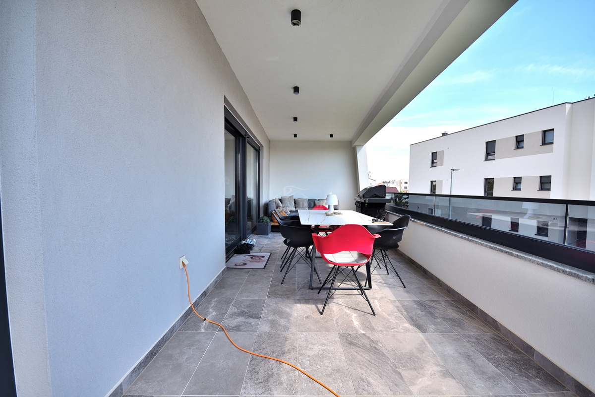 Vodice - opremljeno stanovanje v pritličju z vrtom in pogledom na morje, 300 m od plaže