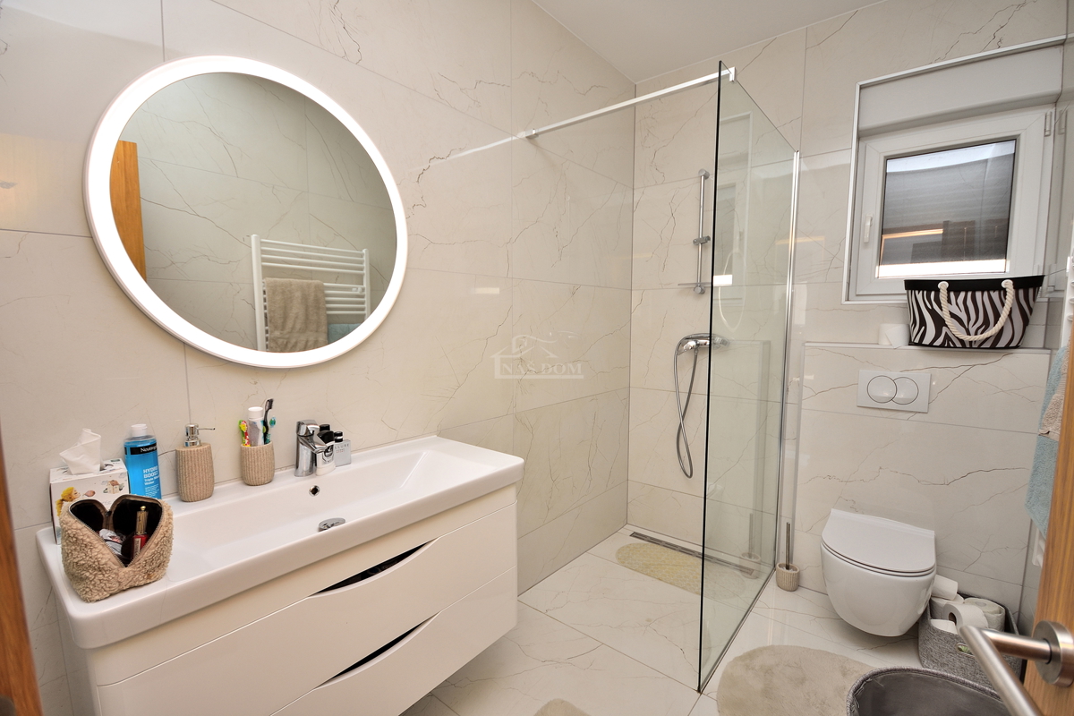 Vodice - opremljeno stanovanje v pritličju z vrtom in pogledom na morje, 300 m od plaže