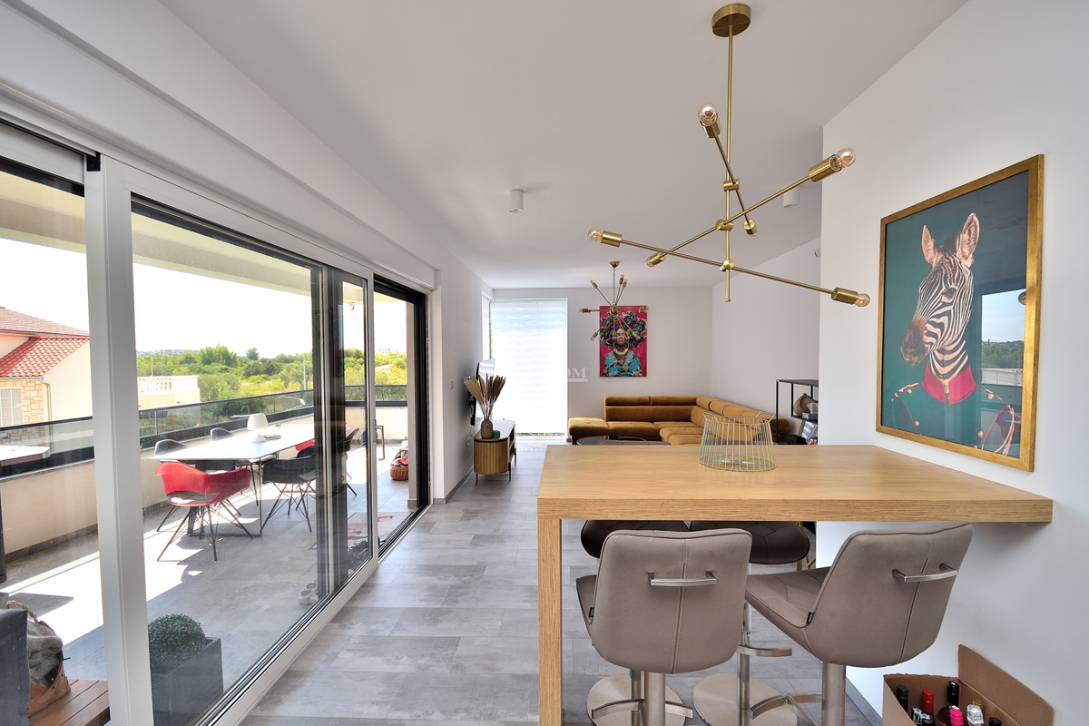 Vodice - opremljeno stanovanje v pritličju z vrtom in pogledom na morje, 300 m od plaže