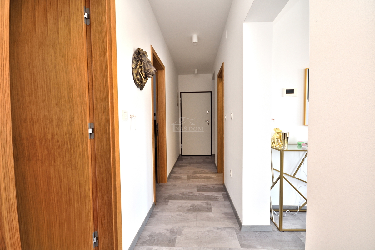 Vodice - opremljeno stanovanje v pritličju z vrtom in pogledom na morje, 300 m od plaže