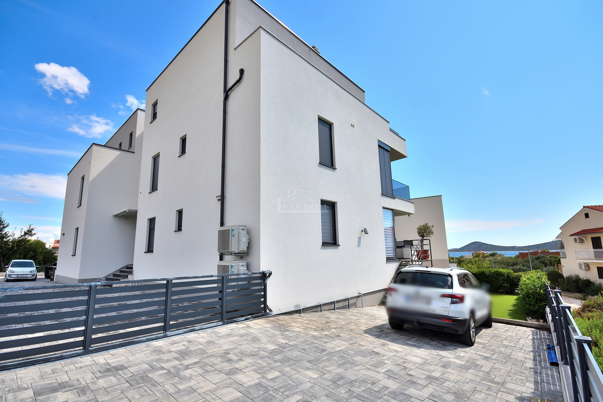 Vodice - opremljeno stanovanje v pritličju z vrtom in pogledom na morje, 300 m od plaže