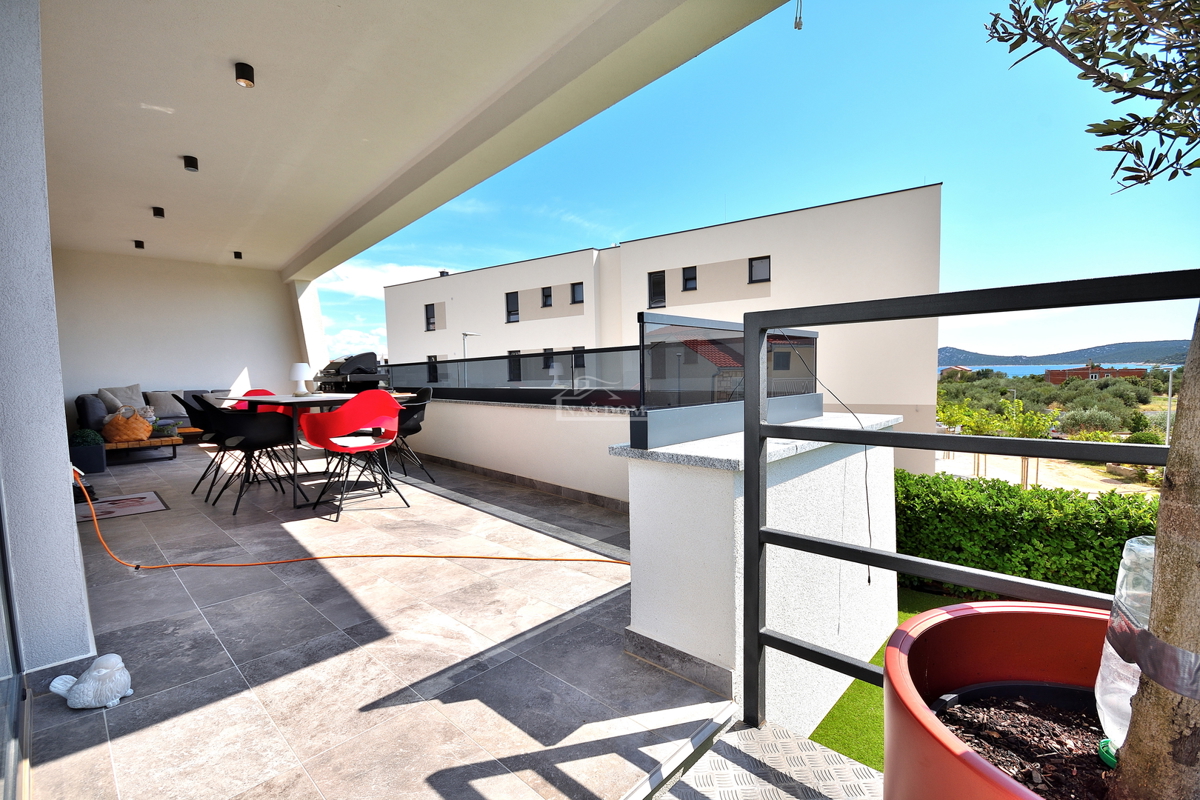 Vodice - opremljeno stanovanje v pritličju z vrtom in pogledom na morje, 300 m od plaže