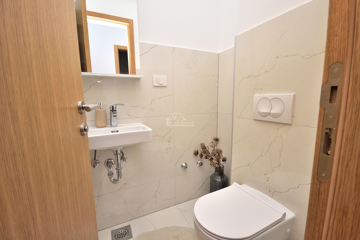 Vodice - opremljeno stanovanje v pritličju z vrtom in pogledom na morje, 300 m od plaže