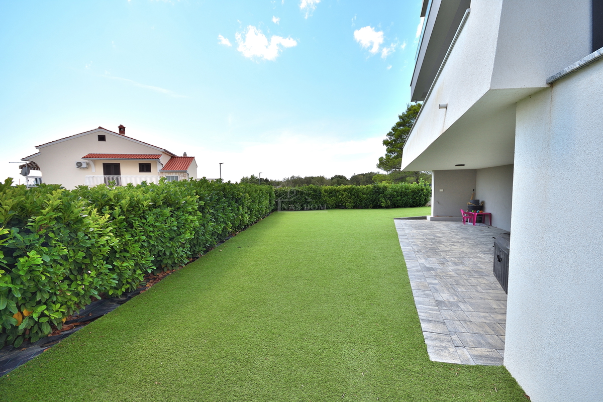 Vodice - opremljeno stanovanje v pritličju z vrtom in pogledom na morje, 300 m od plaže