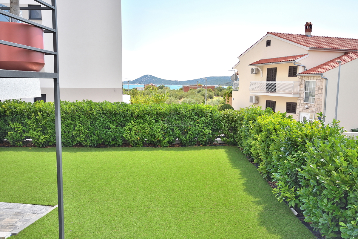 Vodice - opremljeno stanovanje v pritličju z vrtom in pogledom na morje, 300 m od plaže