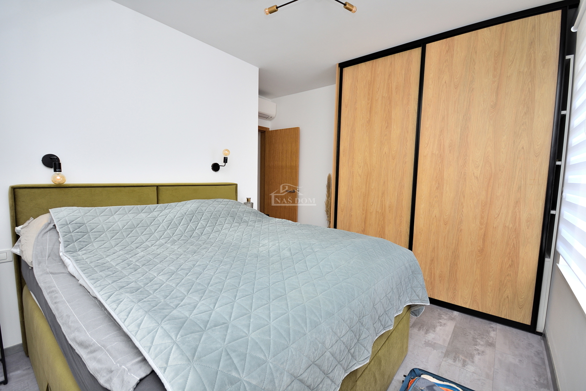 Vodice - opremljeno stanovanje v pritličju z vrtom in pogledom na morje, 300 m od plaže