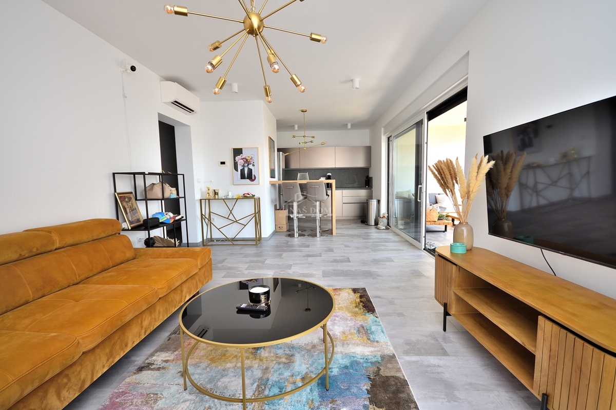 Vodice - opremljeno stanovanje v pritličju z vrtom in pogledom na morje, 300 m od plaže