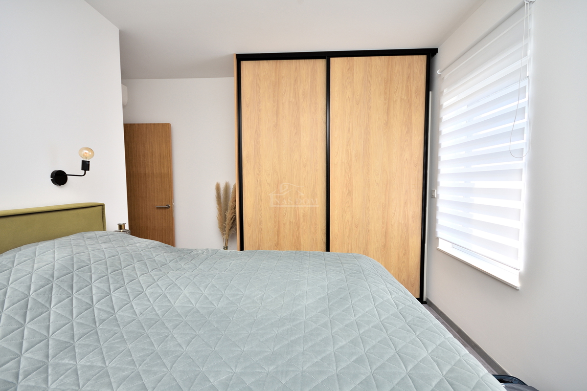 Vodice - opremljeno stanovanje v pritličju z vrtom in pogledom na morje, 300 m od plaže