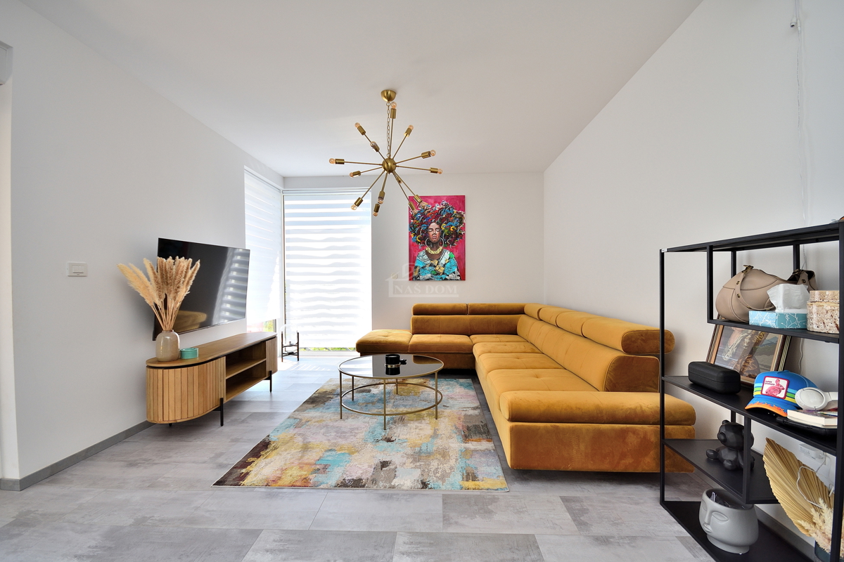 Vodice - opremljeno stanovanje v pritličju z vrtom in pogledom na morje, 300 m od plaže