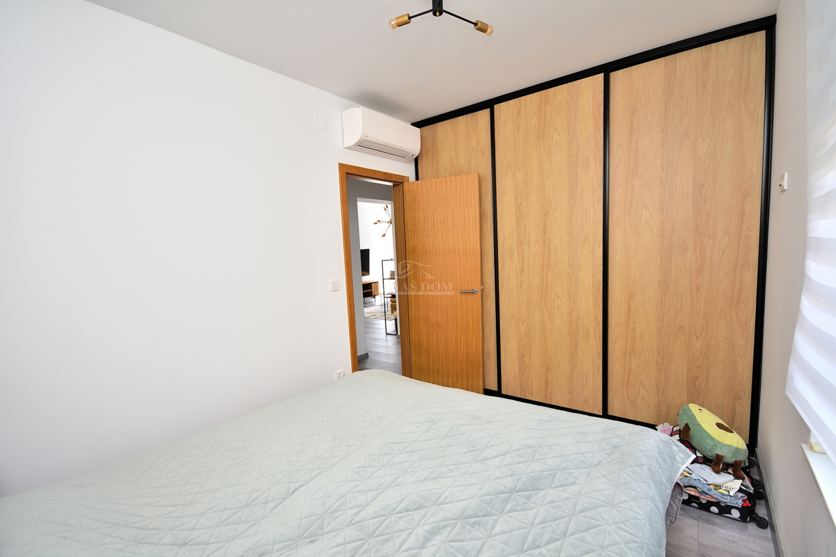 Vodice - opremljeno stanovanje v pritličju z vrtom in pogledom na morje, 300 m od plaže