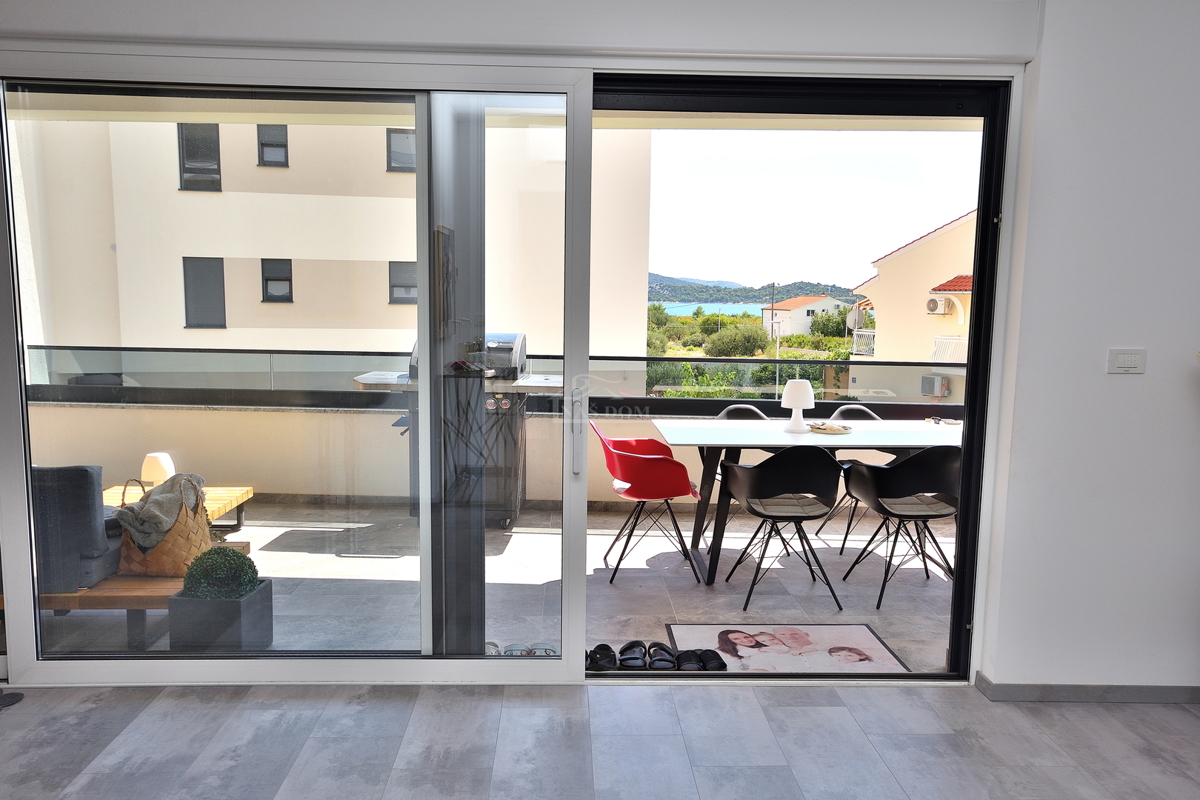 Vodice - opremljeno stanovanje v pritličju z vrtom in pogledom na morje, 300 m od plaže