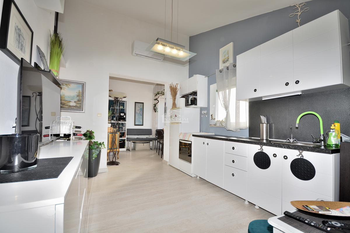 Vodice - Opremljeno enosobno stanovanje 450 m od plaže, pogled na morje