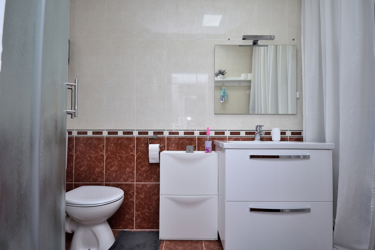 Vodice - Opremljeno enosobno stanovanje 450 m od plaže, pogled na morje